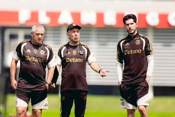 António Vieira, Leonardo Jardim e Diogo Dias em treino no Flamengo — Foto: Adriano Fontes / Flamengo