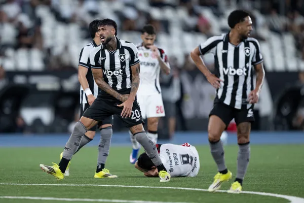 Barboza jogador do Botafogo reclama com a arbitragem durante partida contra o Flamengo no estádio Engenhão pelo campeonato Brasileiro A 2026. Foto: Jorge Rodrigues/AGIF
