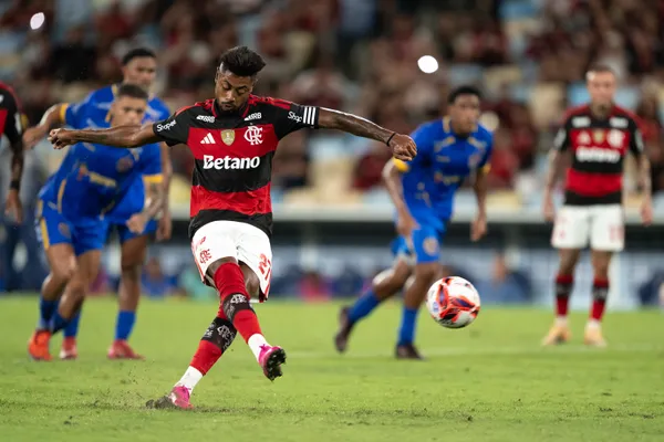Bruno Henrique brilha e Flamengo vence. Foto: Thiago Ribeiro/AGIF