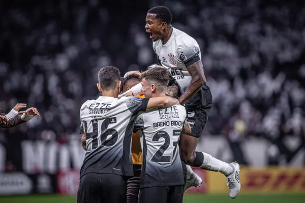 Cacá, Hugo e Bidon comemoram gol do Corinthians. Foto: Danilo Fernandes / Meu Timão
