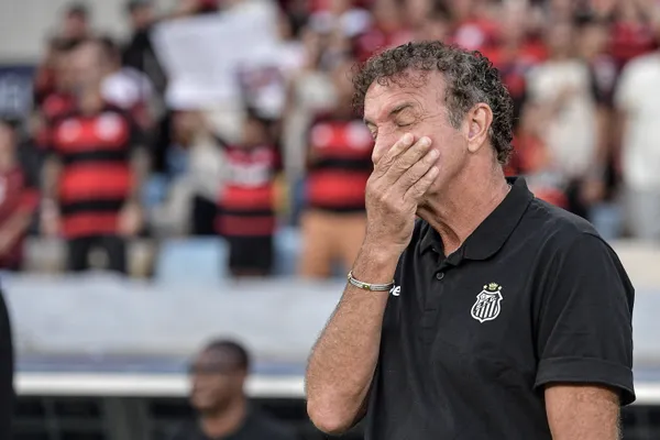 Cuca técnico do Santos durante partida contra o Flamengo no estádio Maracanã pelo campeonato Brasileiro A 2026. Foto: Thiago Ribeiro/AGIF