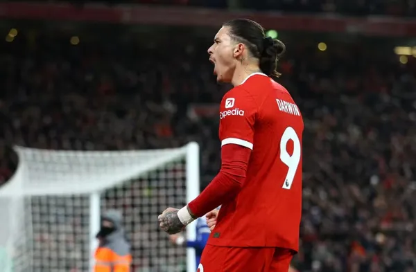 Darwin Núñez comemora vitória do Liverpool sobre o Chelsea na Premier League — Foto: Reuters