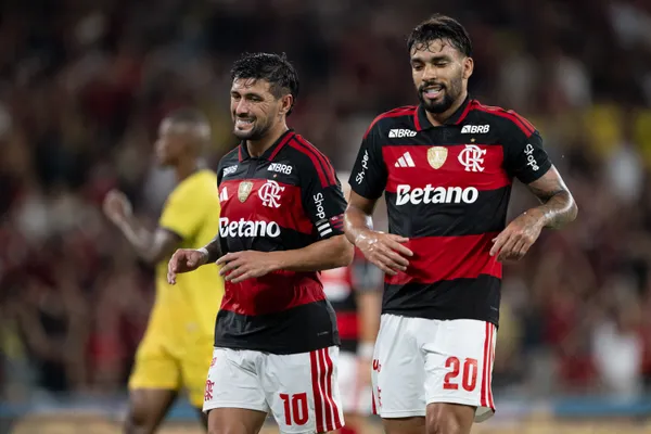 De Arrascaeta jogador do Flamengo e Lucas Paquetá jogador da sua equipe lamentam durante partida contra o Madureira no estádio Maracanã pelo campeonato Carioca 2026. Foto: Jorge Rodrigues/AGIF