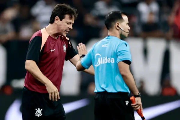 Fernando Diniz, técnico do Corinthians durante partida contra o Palmeiras no estadio Arena Corinthians pelo campeonato Brasileiro A 2026. Foto: Marcello Zambrana/AGIF