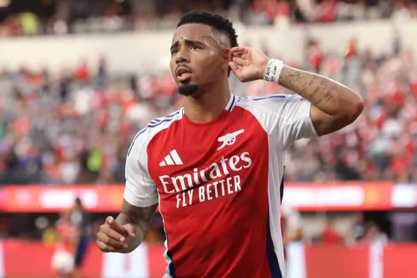 Gabriel Jesus comemora seu gol pelo Arsenal contra o Manchester United em amistoso de pré-temporada — Foto: Allison Dinner/EFE