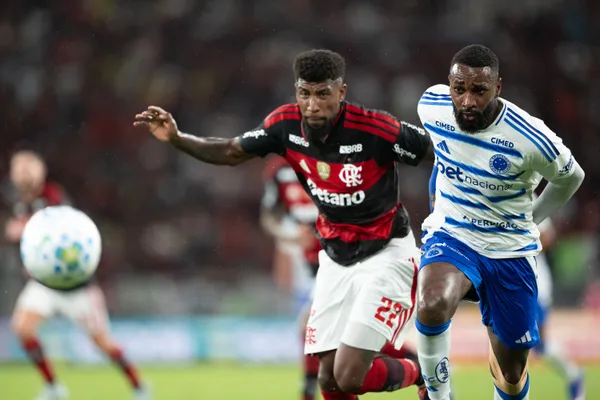 Gerson jogador do Cruzeiro durante partida contra o Flamengo no estádio Maracanã pelo campeonato Brasileiro A 2026. Foto: Jorge Rodrigues/AGIF