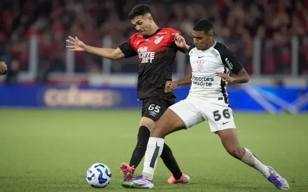 Gui Negão x Arthur Dias em Corinthians x Athletico (Foto: Hedeson Alves/AGIF)