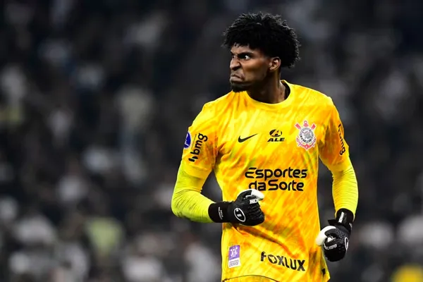 Hugo Souza em ação pelo Corinthians