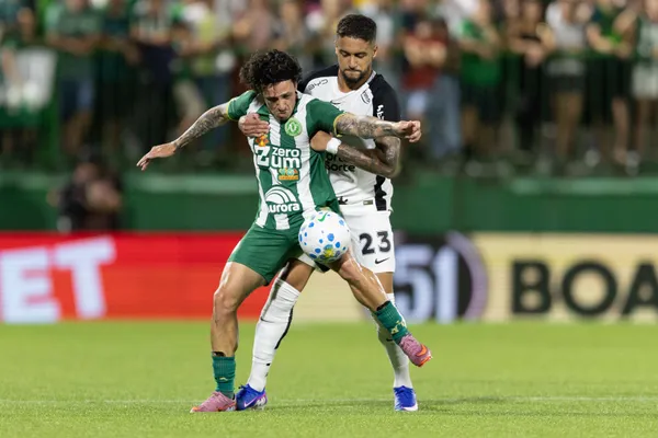 Jean Carlos, jogador do Chapecoense, disputa lance com Matheus Pereira, jogador do Corinthians, durante partida no estádio Arena Conda pelo Campeonato Brasileiro A 2026. Foto: Liamara Polli/AGIF