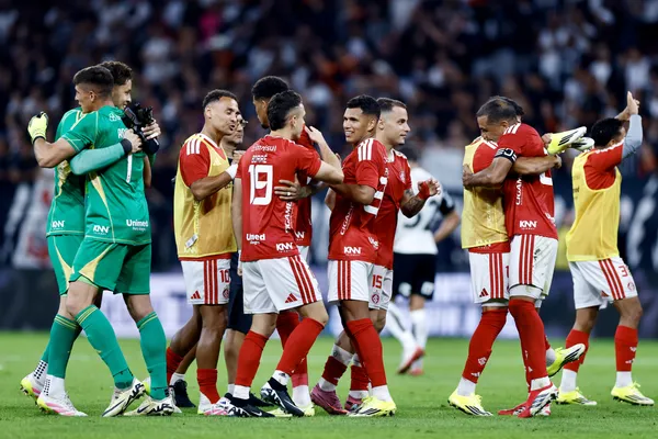 Jogadores do Internacional comemoram vitória ao final da partida contra o Corinthians no estádio Arena Corinthians pelo campeonato Brasileiro A 2026. Foto: Marcello Zambrana/AGIF
