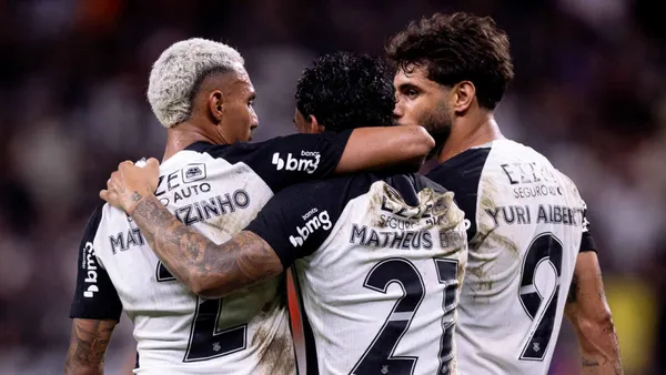 Matheuzinho, Matheus Bidu e Yuri Alberto em partida pelo Corinthians. Foto: Jhony Inacio/Meu Timão