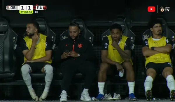 Memphis Depay após sair lesionado de Corinthians x Flamengo. Foto: Reprodução/Youtube CazéTV