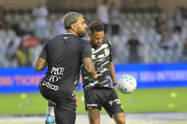 Neymar Jr. e Gabigol jogadores do Santos durante aquecimento antes da partida contra o Vasco no estádio Vila Belmiro pelo campeonato Brasileiro A 2026. Foto: Jota Erre/AGIF
