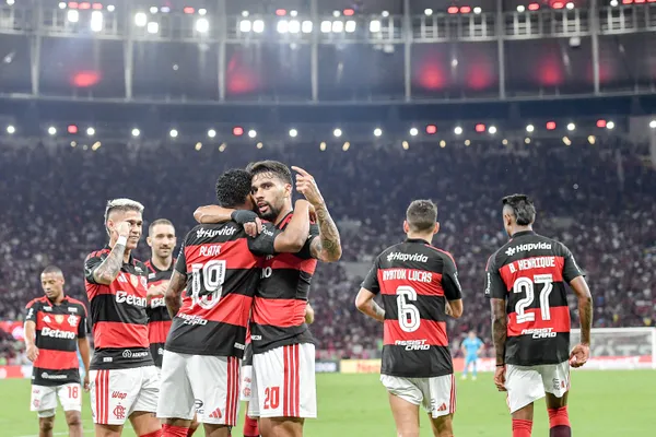 Paquetá jogador do Flamengo comemora seu gol com Plata jogador da sua equipe durante partida contra o Santos no estádio Maracanã pelo campeonato Brasileiro A 2026. Foto: Thiago Ribeiro/AGIF