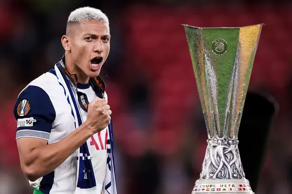 Richarlison com a taça da Liga Europa — Foto: Nicolò Campo/LightRocket via Getty Images