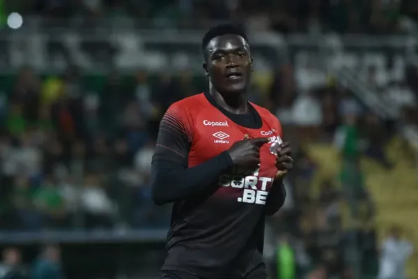 Viveros em ação pelo Athletico — Foto: Renato Padilha/AGIF