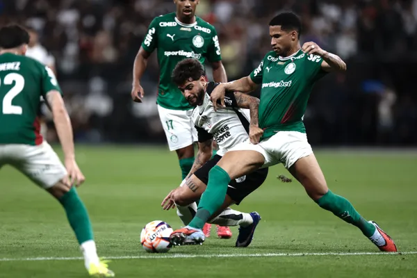 Yuri Alberto jogador do Corinthians disputa lance com Murilo jogador do Palmeiras durante partida no estádio Arena Corinthians pelo campeonato Paulista 2026. Foto: Marcello Zambrana/AGIF