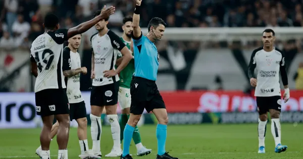 André recebe o cartão vermelho no clássico contra o Palmeiras. Foto: Marcello Zambrana/AGIF