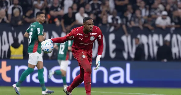 Carlos Miguel, goleiro do Palmeiras - Foto: Ettore Chiereguini/AGIF
