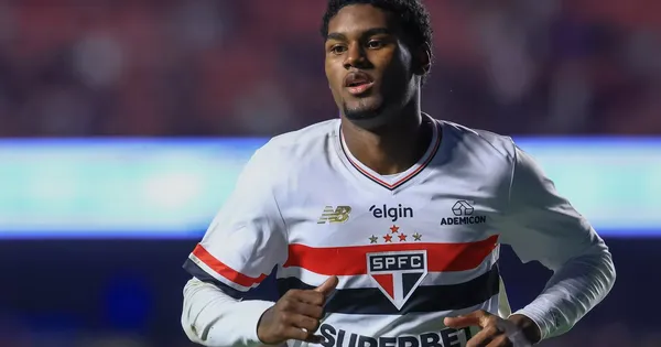 Lucas Ferreira jogador do São Paulo durante partida contra o Fortaleza no estádio Morumbi pelo campeonato Brasileiro A 2025. Foto: Marcello Zambrana/AGIF