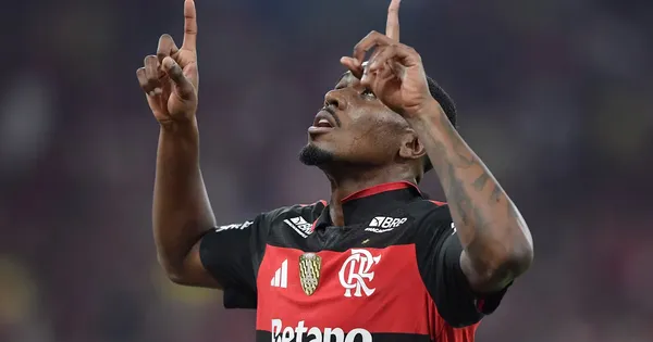Evertton Araújo jogador do Flamengo comemora seu gol durante partida contra o Vitoria no estádio Maracanã pelo campeonato Copa Do Brasil 2026. Foto: Thiago Ribeiro/AGIF