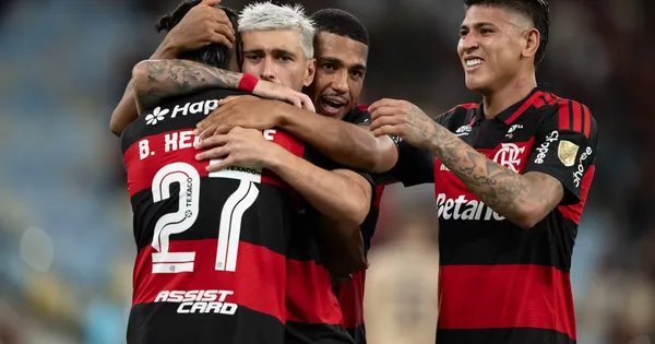 Pedro e Arrascaeta fizeram uma bela jogada no primeiro gol do Flamengo. Foto: Jorge Rodrigues/AGIF
