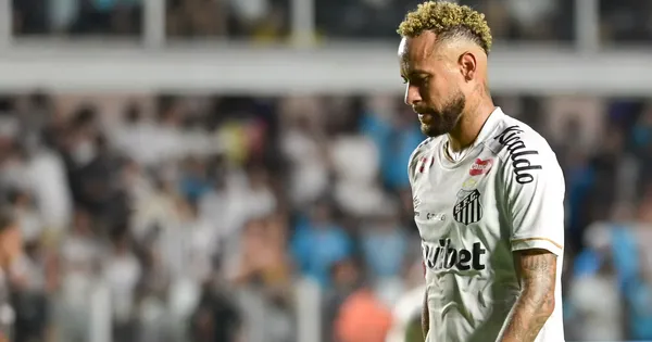 Neymar jogador do Santos deixa o campo após partida contra o Fluminense no estádio Vila Belmiro pelo campeonato Brasileiro A 2026. Foto: Jota Erre/AGIF