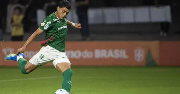 Sosa jogador do Palmeiras cobra penalti em decisão durante partida contra o Jacuipense no estádio Arena Allianz Parque pelo campeonato Copa Do Brasil 2026. Foto: Anderson Romão/AGIF