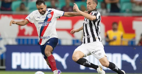 Caio Alexandre jogador do Bahia disputa lance com João Schmidt jogador do Santos durante partida no estádio Arena Fonte Nova pelo campeonato Brasileiro A 2026. Foto: Jhony Pinho/AGIF