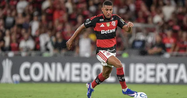 Samuel Lino jogador do Flamengo durante partida contra o Independiente Medellín no estádio Maracanã pelo campeonato Copa Libertadores 2026. Foto: Thiago Ribeiro/AGIF
