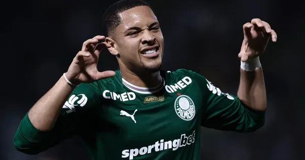 Vitor Roque em ação pelo Palmeiras. Foto: Gabriel Machado/AGIF