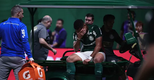 Vitor Roque jogador do Palmeiras sente lesão e é substituído após sofrer falta durante partida contra o Jacuipense no estádio Arena Allianz Parque pelo campeonato Copa Do Brasil 2026. Foto: Ettore Chiereguini/AGIF