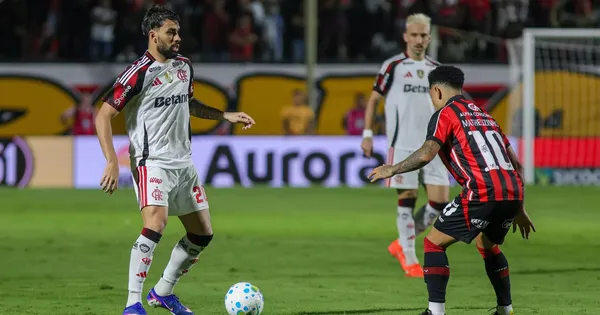 Lucas Paquetá jogador do Flamengo durante partida contra o Vitoria no estádio Barradão pelo campeonato Brasileiro A 2026. Foto: Márcio José/AGIF