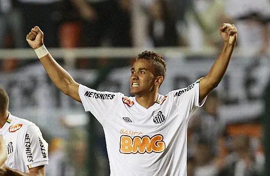 Danilo foi campeão da Libertadores pelo Santos em 2011