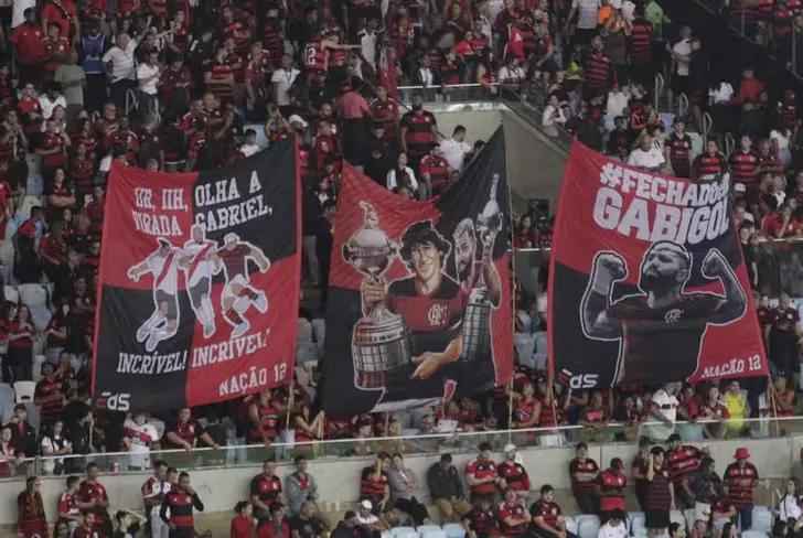 Na despedida de Gabigol, torcida homenageou o atacante e protestou contra o atual presidente do clube