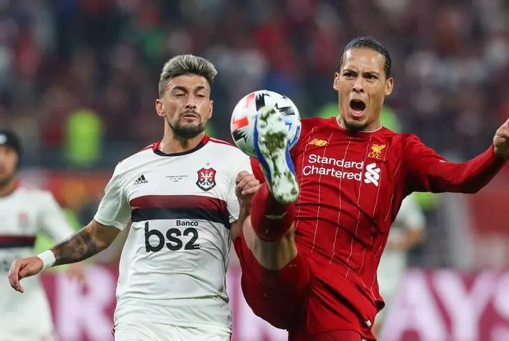 Arrascaeta disputa bola com Van Dijk na final do Mundial de Clubes de 2019