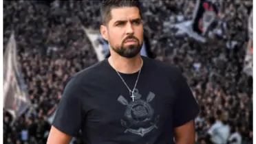 António Oliveira com a camisa do Corinthians