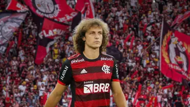 Ao fundo, a torcida do Flamengo, a frente, o zagueiro David Luiz