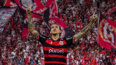 Ao fundo, a torcida do Flamengo em jogo do clube, a frente, o atacante Pedro comemora gol marcado pelo Fla