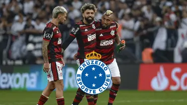 Da esquerda para a direita, Arrascaeta, Gabigol e Arturo Vidal com a camisa do Flamengo