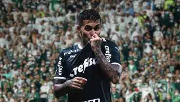 Dudu comemora gol beijando o escudo do Palmeiras