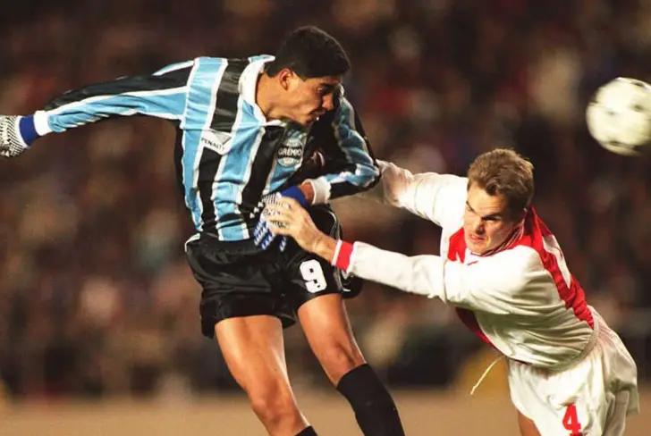 Jardel cabeceia sob marcação de Frank de Boer na final do Mundial de 1995