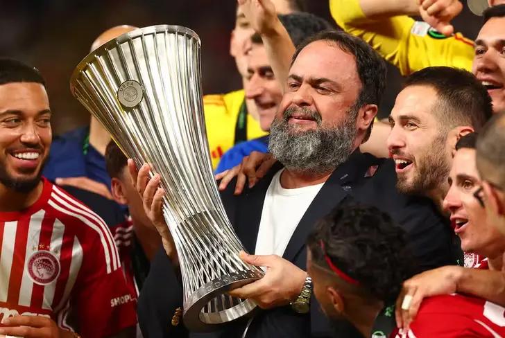 Evangelos Marinakis levou o Olympiakos ao título da UEFA Conference League, contando com o brasileiro Rodinei, ex-Flamengo, no elenco.