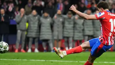 A cobrança de pênalti de Alvarez (Foto: Atlético de Madrid)