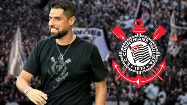 António Oliveira com a camisa do Corinthians e escudo do Corinthians