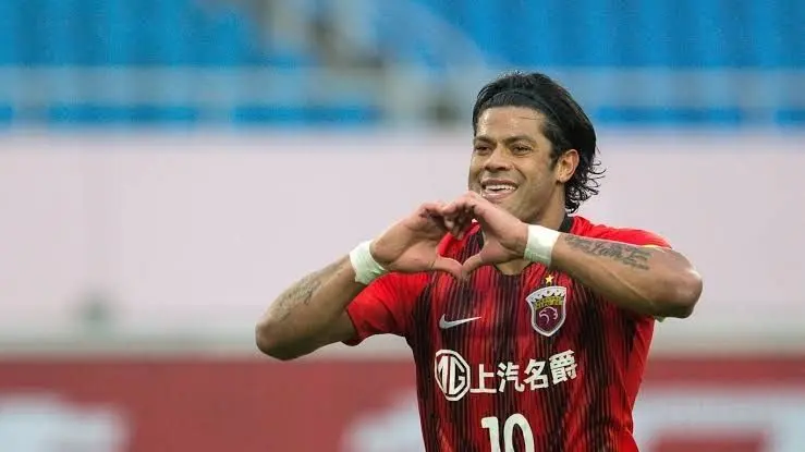 Atacante fechou as portas para o futebol inglês que o desejava