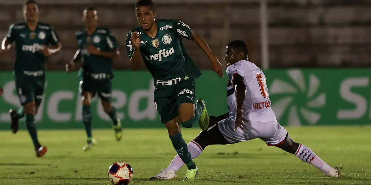 Atacante Giovani de 17 anos renova contrato com o Palmeiras até maio de 2024.