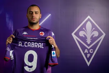 Brasileiro chega à Viola para substituir centroavante sérvio que assinou com a Juventus