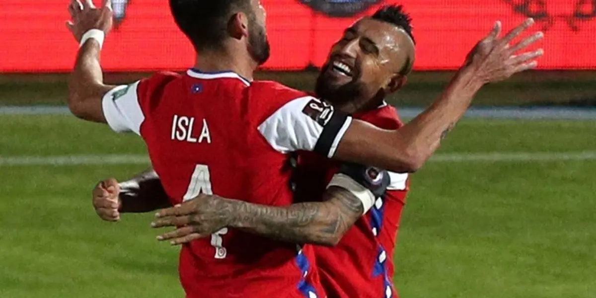 Chileno comemorou o gol marcado por seu companheiro de seleção