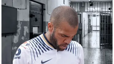 Daniel Alves com a camisa do Pumas